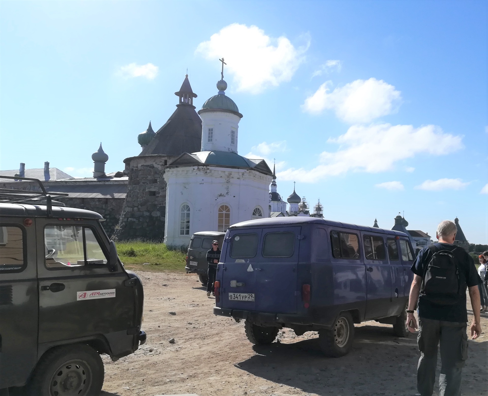 UAZ:t valmiina lähtöön