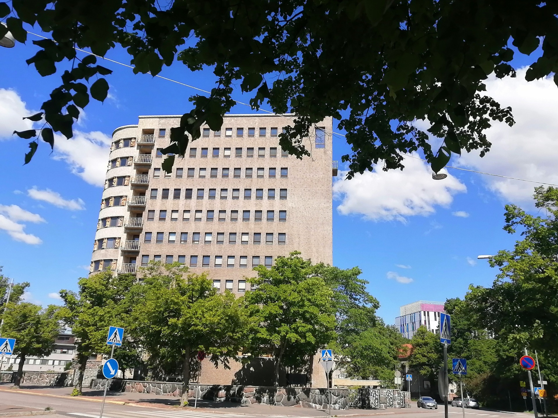 Lastenlinnan vieressä on A.Ylpön puisto
